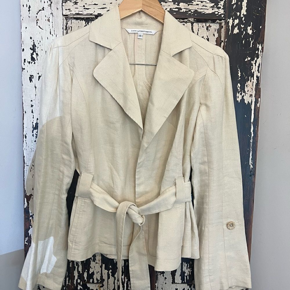 Diane Von Furstenberg Cream Belted Linen Jacket. Size 6.